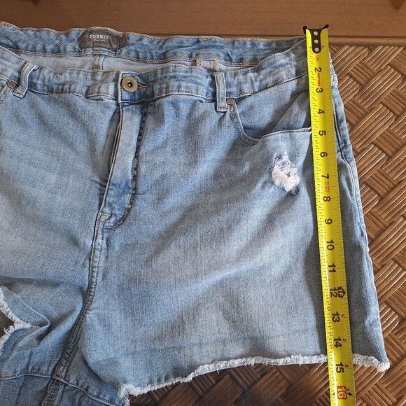 TORRID Feel The Fit Jean Shorts Distressed Denim 24 Cutoffs Stretch Light Wash - Picture 5 of 13